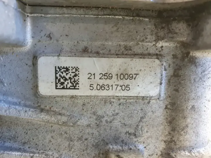 VW Transporter T5 2.0 TDI BiTDI CFC PODSTAWA FILTRA OLEJU Chłodnica