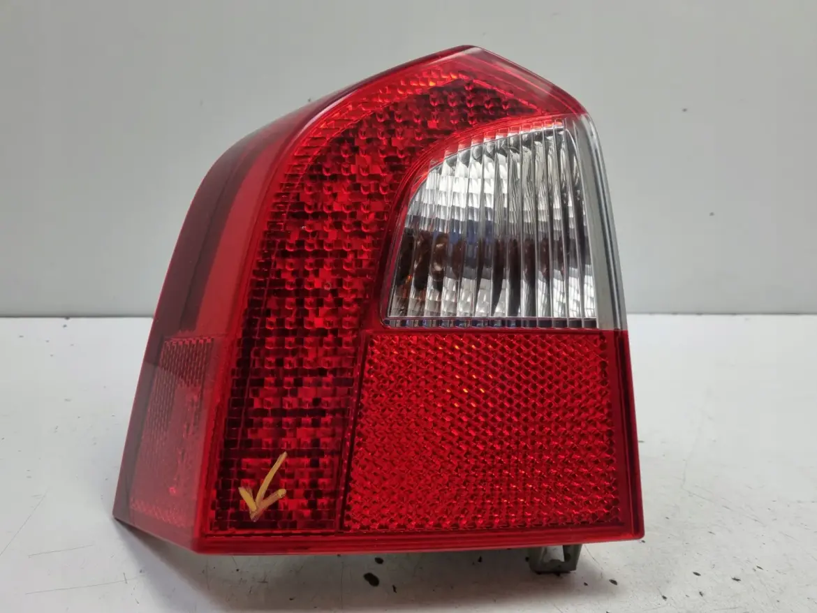 Volvo V70 III XC70 TYLNIA TYLNA LAMPA LEWA lewy tył LED 31395072