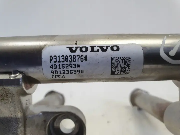 Volvo V40 II 1.5 T2 LISTWA WTRYSKOWA P31303876