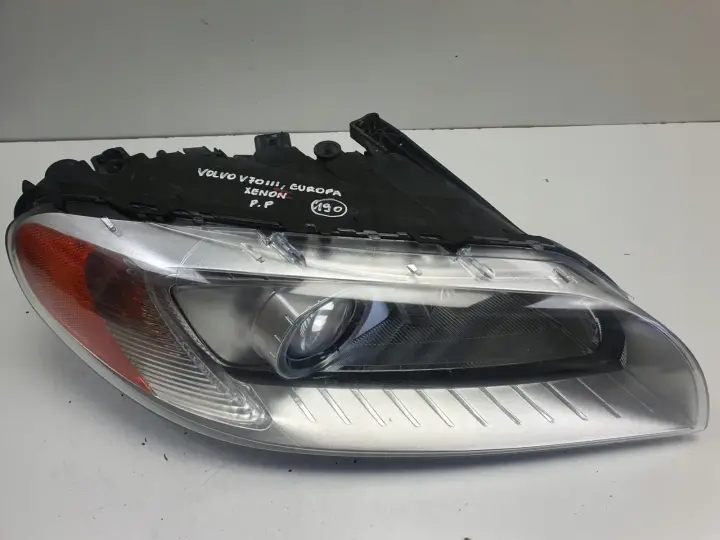 Volvo V70 III XC70 S80 II XENON PRZEDNIA LAMPA PRAWA prawy przód 31214348