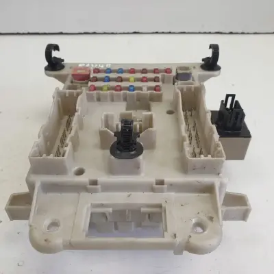 Toyota RAV4 II 2.0 d4d SKRZYNKA BEZPIECZNIKÓW