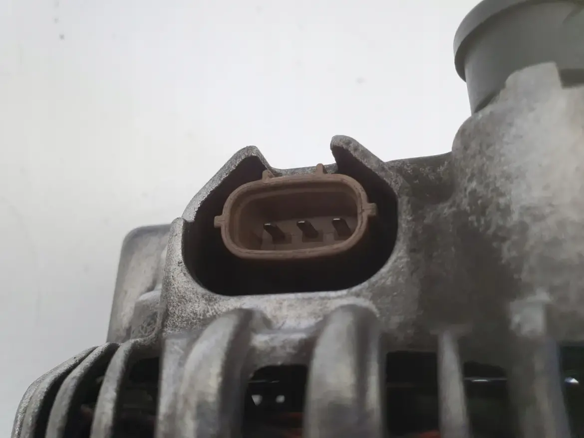 Subaru Legacy IV 2.0 B ALTERNATOR 23700AA521