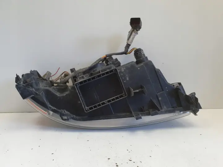 Volvo S60 I V70 II LIFT PRZEDNIA LAMPA LEWA lewy przód EUROPA 30698835