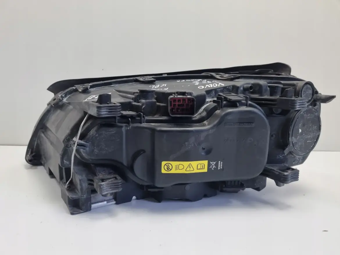 Volvo V70 III XC70 S80 II XENON PRZEDNIA LAMPA PRAWA prawy przód 31214348