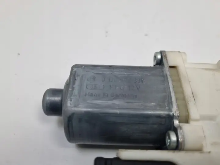 Renault Megane III LEWY TYLNY SILNICZEK SZYBY tył 827310185R