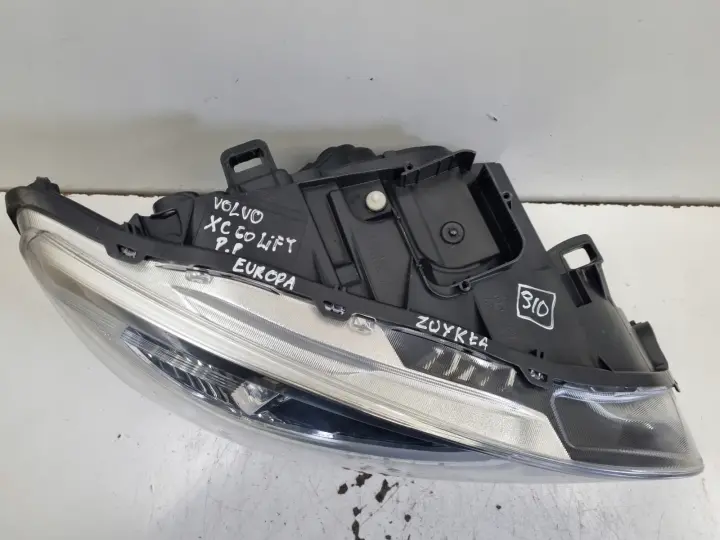 Volvo XC60 13-17r LIFT PRZEDNIA LAMPA PRAWA PRAWY PRZÓD LED europa