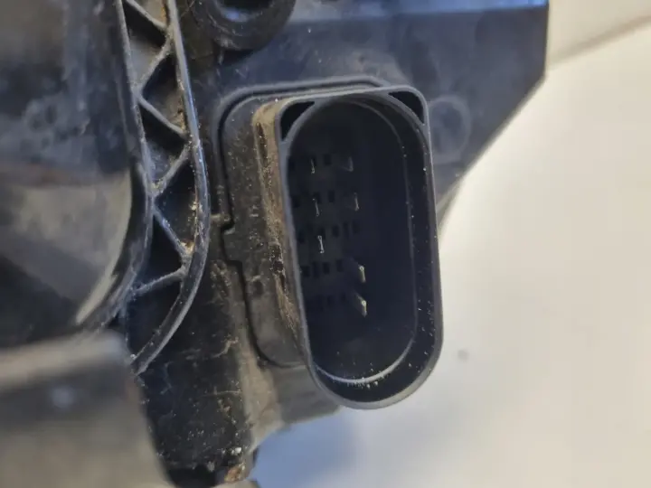 Ford Focus MK2 04-11r PRZEDNIA LAMPA PRAWA PRAWY PRZÓD 4M51-13W029-KC