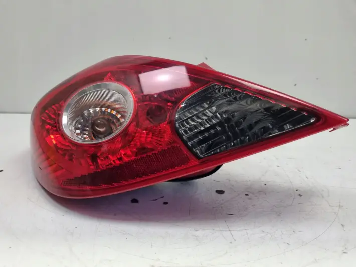 Opel Corsa D 3D HTB 06-14r TYLNIA LAMPA LEWA LEWY TYŁ 13211840 89038962A