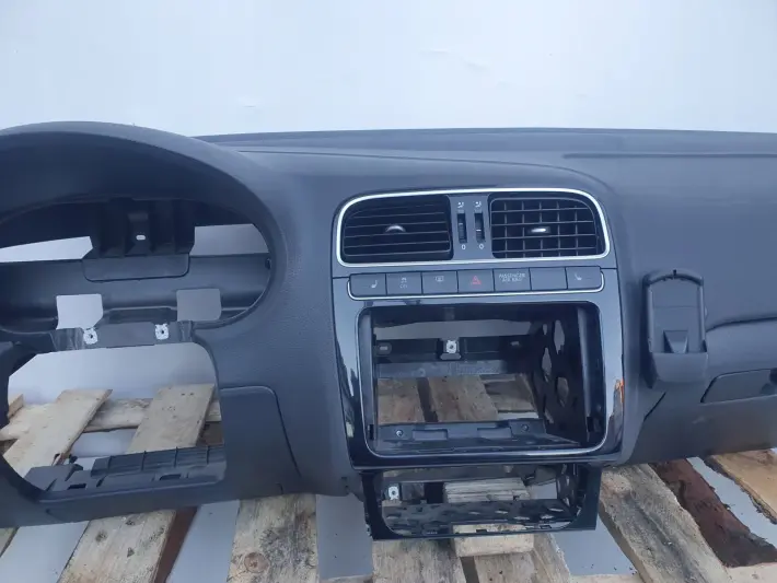 VW Polo V 09-17r DESKA ROZDZIELCZA KONSOLA airbag