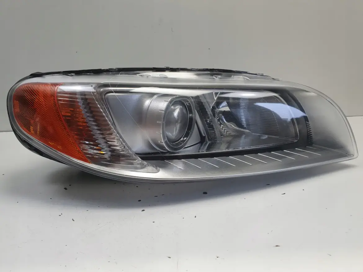 Volvo V70 III XC70 S80 II XENON PRZEDNIA LAMPA PRAWA prawy przód 31214348