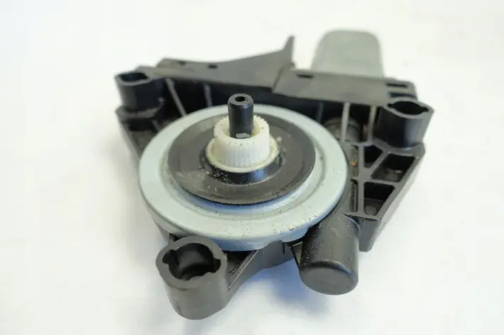 Volvo V40 II SILNICZEK PRZEDNIEJ SZYBY prawy przód