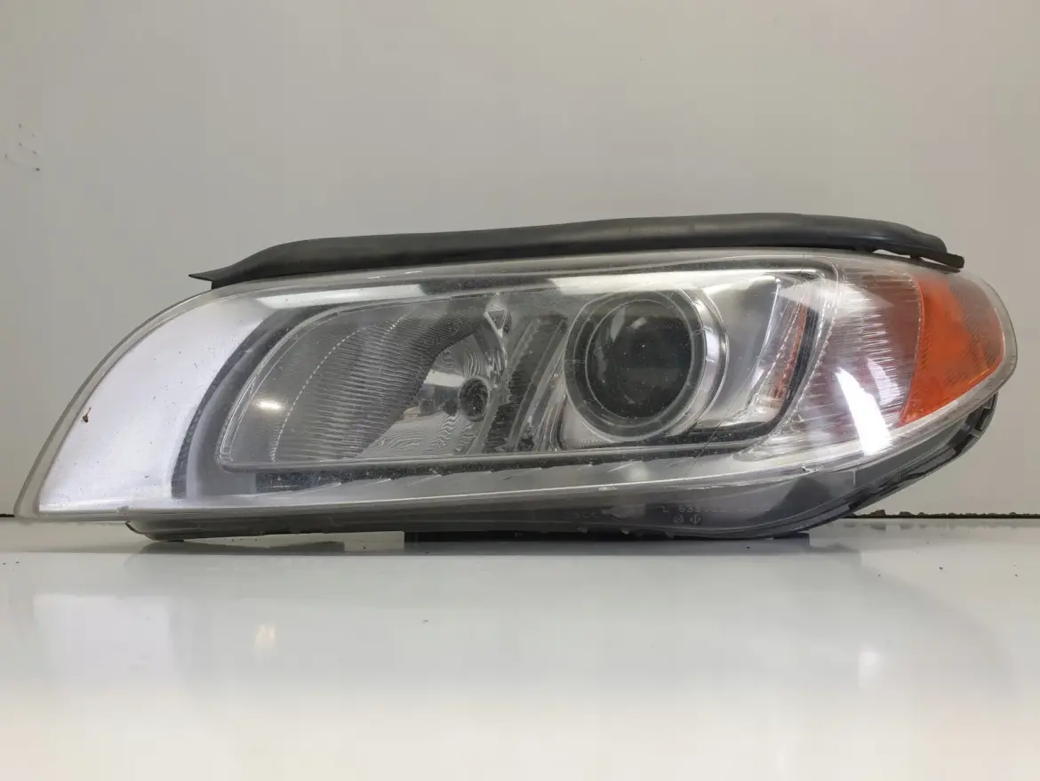 Volvo V70 III PRZEDNIA LAMPA LEWA XENON SKRĘTNY