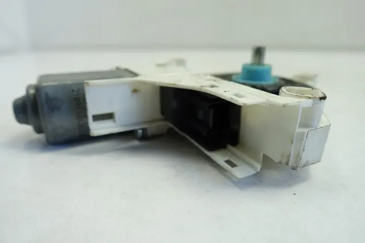 Audi A4 B8 SILNICZEK TYLNEJ SZYBY prawy tył