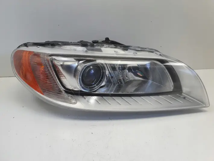 Volvo V70 III XC70 PRZEDNIA LAMPA PRAWA PRAWY PRZÓD XENON SKRĘTNY 31383541