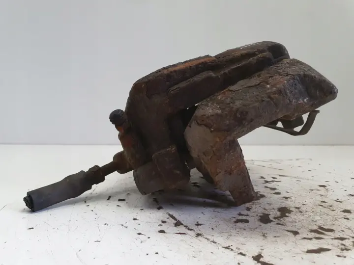 Volvo S60 II XC60 I PRZEDNI ZACISK HAMULCOWY Prawy przód PASAŻERA 928