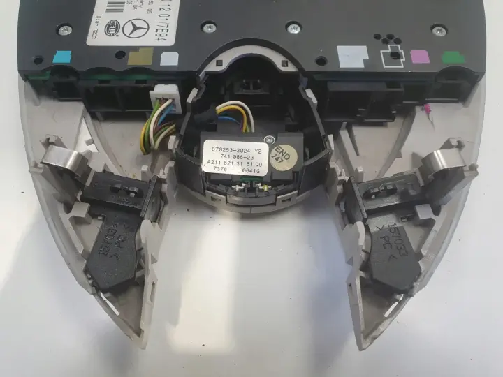 Mercedes CLS C219 W219 LAMPKA OŚWIETLENIA KABINY Wnętrza A2198201201