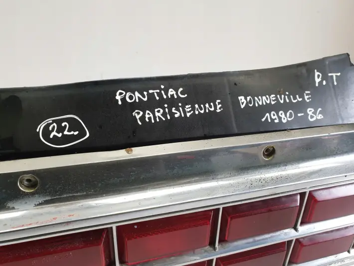 Pontiac Parisielle Bonneville TYLNA LAMPA PRAWA