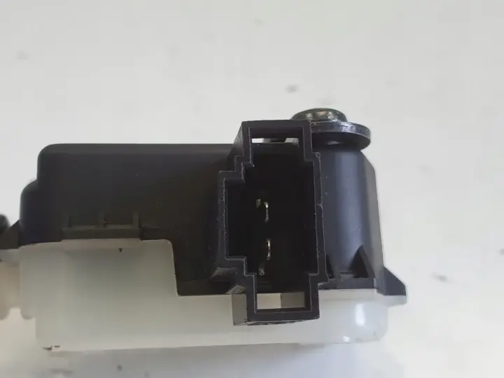 Volvo VOLVO C70 II Cabrio SIŁOWNIK KLAPKI WLEWU PALIWA 8066-24