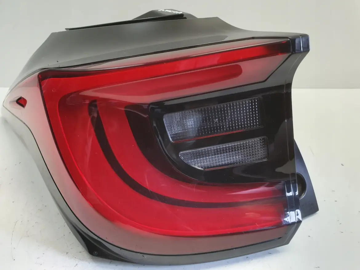 Toyota Yaris IV TYLNA LAMPA LEWA lewy tył kierowcy LED europa