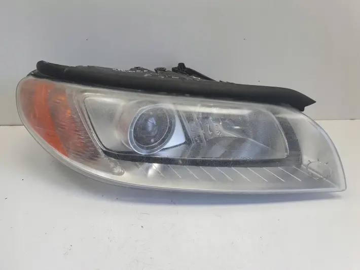 Volvo V70 III XC70 S80 II XENON PRZEDNIA LAMPA PRAWA prawy przód 31214348