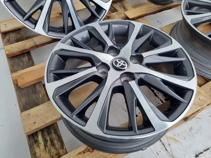 Toyota Yaris III FELGI ALUMINIOWE ALUFELGI KOMPLET 15 R15 ET39 15X5J 4X100