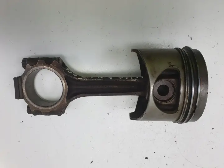 Mercedes W126 C126 5.6 V8 560 SEC TŁOK Korbowód