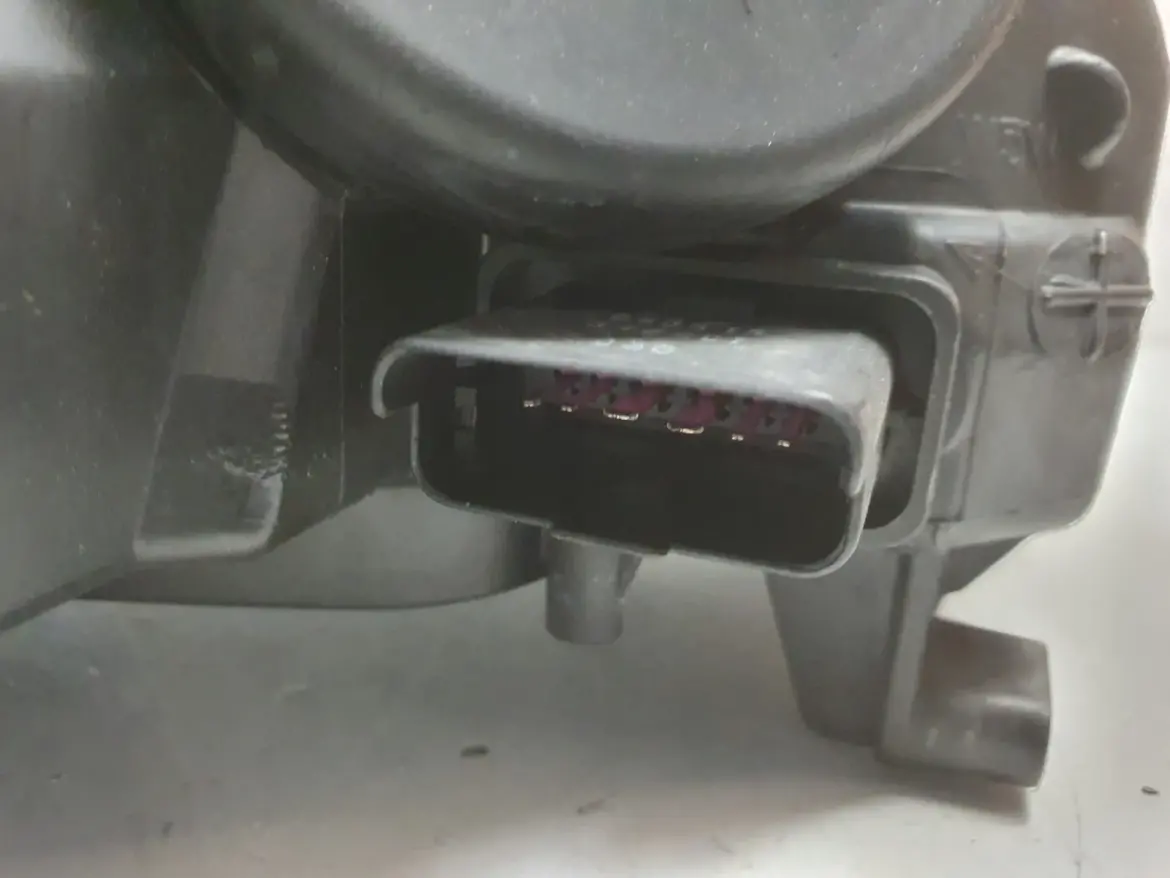 Renault Megane III 08-12r PRZEDNIA LAMPA LEWA lewy przód 260600017R