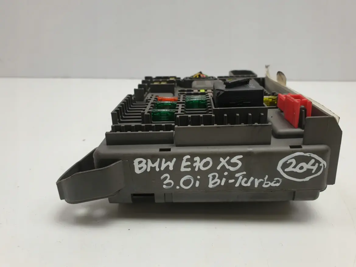 BMW X5 E70 lift 3.0 T 35i SKRZYNKA BEZPIECZNIKÓW