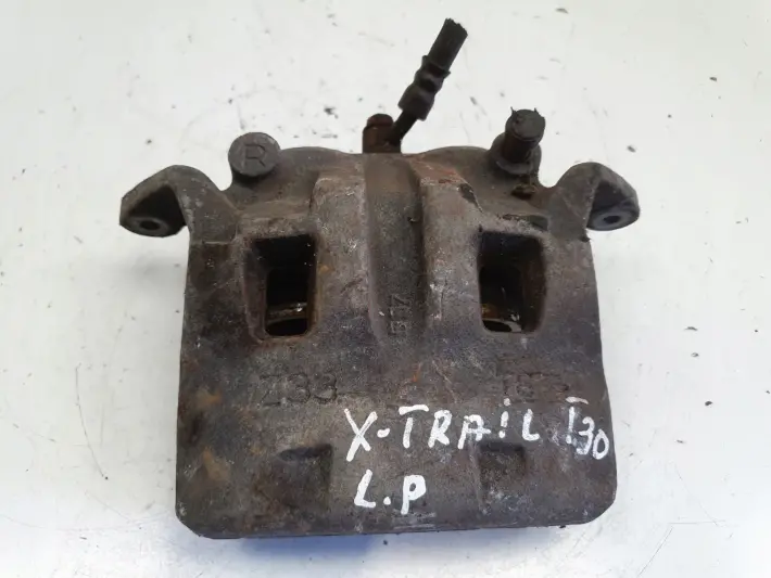 Nissan X-Trail T30 PRZEDNI ZACISK HAMULCOWY lewy przód KIEROWCY