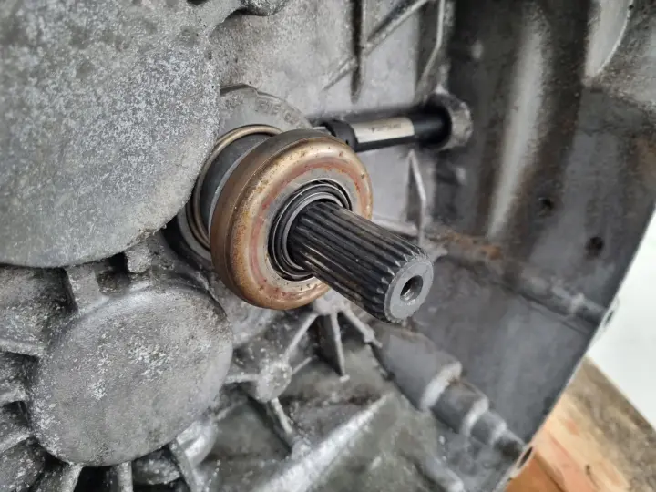 Volvo S60 V70 II 2.4 D5 SKRZYNIA BIEGÓW 666R-7002-BB 9482374