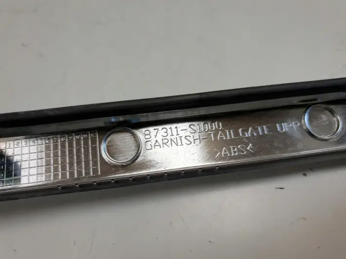 Santa Fe IV CHROMOWANA LISTWA KLAPY TYLNEJ Tył