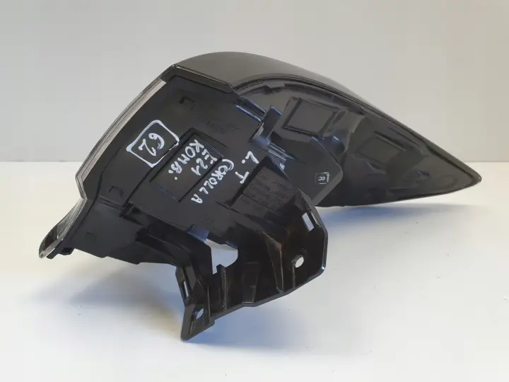 Toyota Corolla E21 KOMBI TYLNIA TYLNA LAMPA LEWA lewy tył w błotnik EUROP