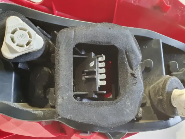 Opel Corsa D 3 drzwi TYLNA LAMPA PRAWA prawy tył pasażera 13211841
