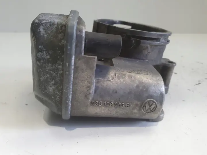 VW Passat B6 2.0 TDI PRZEPUSTNICA 03G128063B