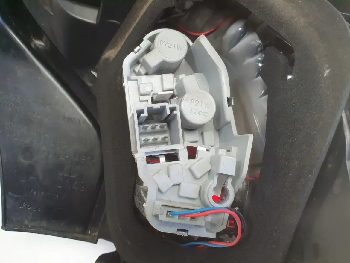VOLVO V60 10-18r TYLNIA LAMPA LEWA LEWY TYŁ 31214963