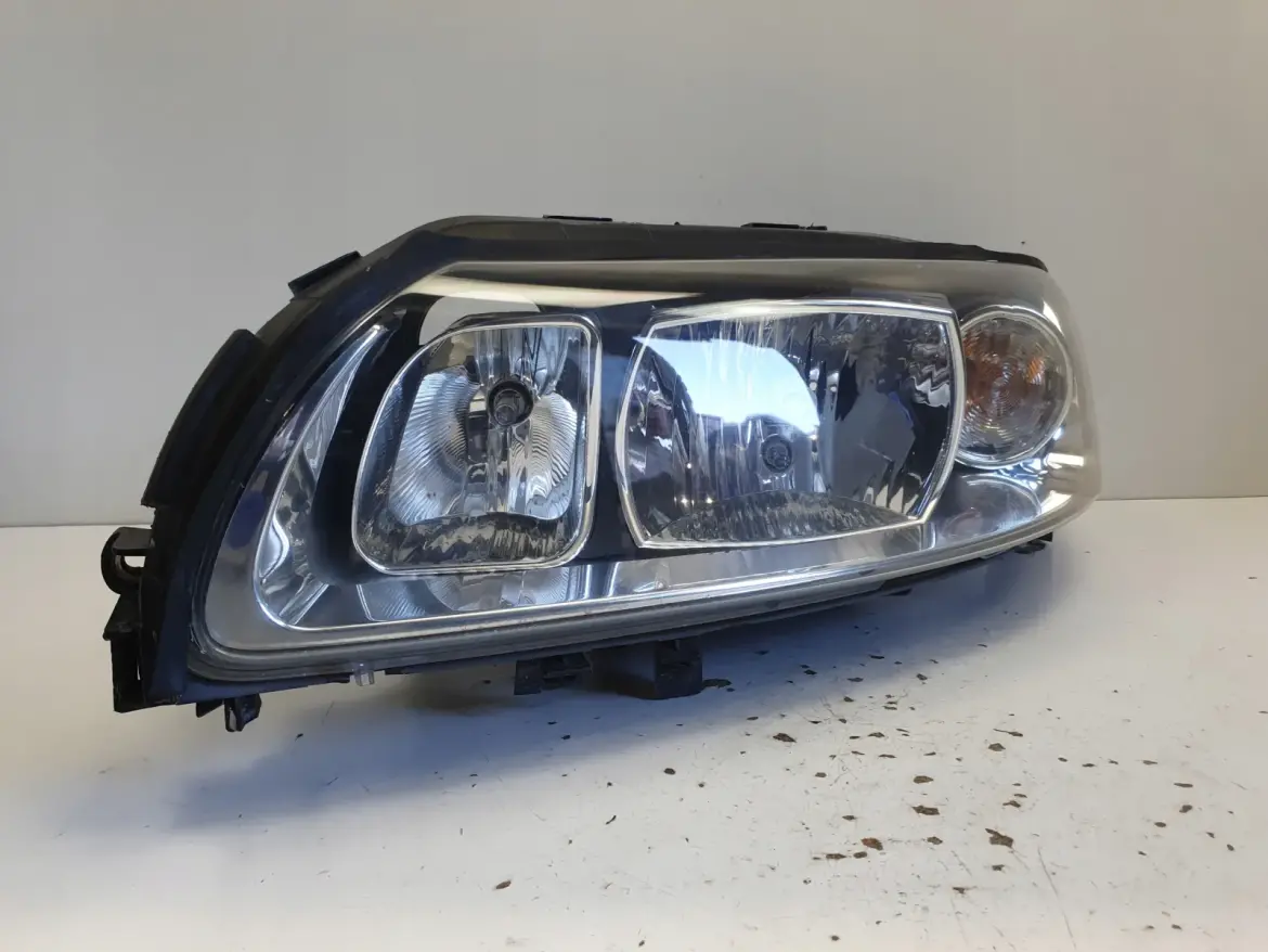 Volvo S60 I V70 II LIFT PRZEDNIA LAMPA LEWA lewy przód EUROPA 30698835