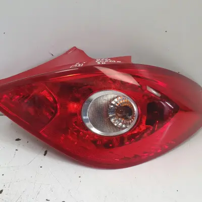 Opel Corsa D 06-14r TYLNA TYLNIA LAMPA PRAWA PRAWY TYŁ 13211841 89038963A