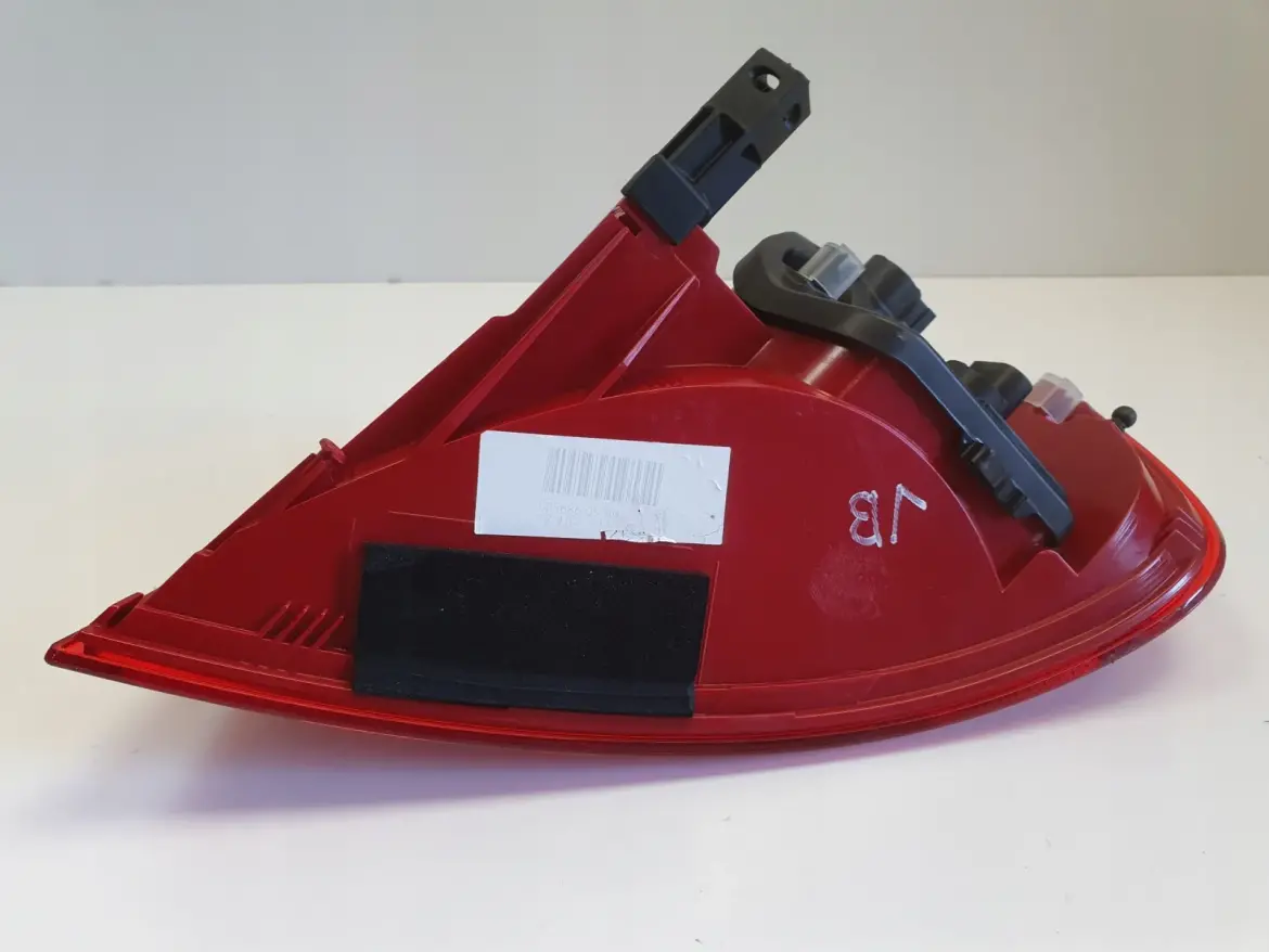 Audi A4 B8 ALLROAD TYLNIA TYLNA LAMPA LEWA lewy tył 00968605
