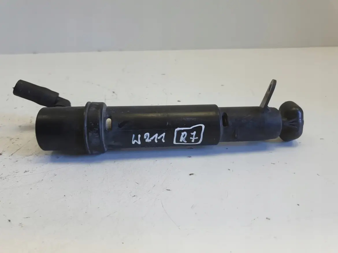 Mercedes W211 PRAWY SPRYSKIWACZ LAMPY Reflektora 2118600647