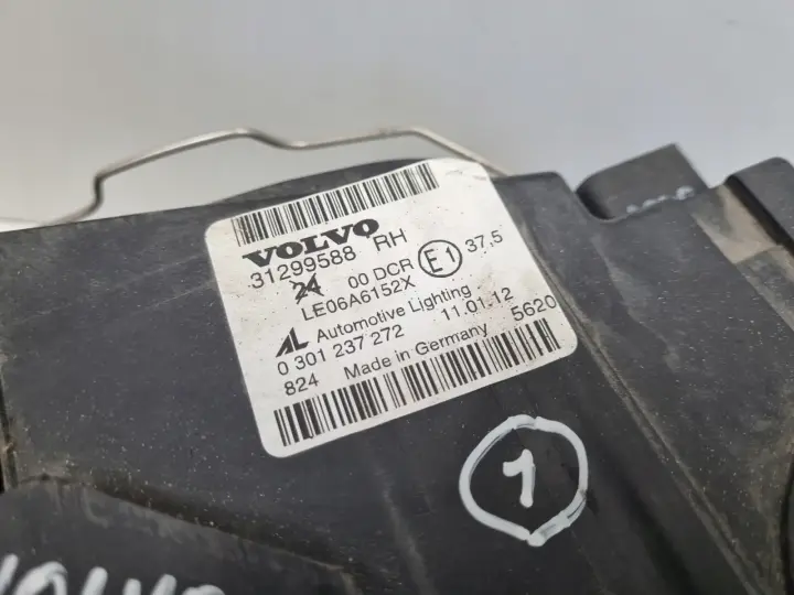 Volvo S40 II V50 LIFT PRZEDNIA LAMPA PRAWA prawy przód ŁADNA 31299588