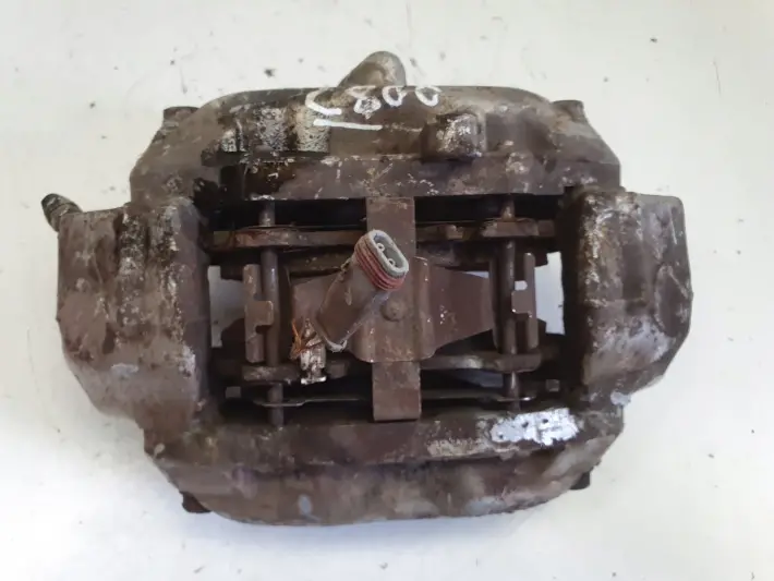 Mercedes SL SL500 R230 PRZEDNI ZACISK HAMULCOWY prawy przód 20825101