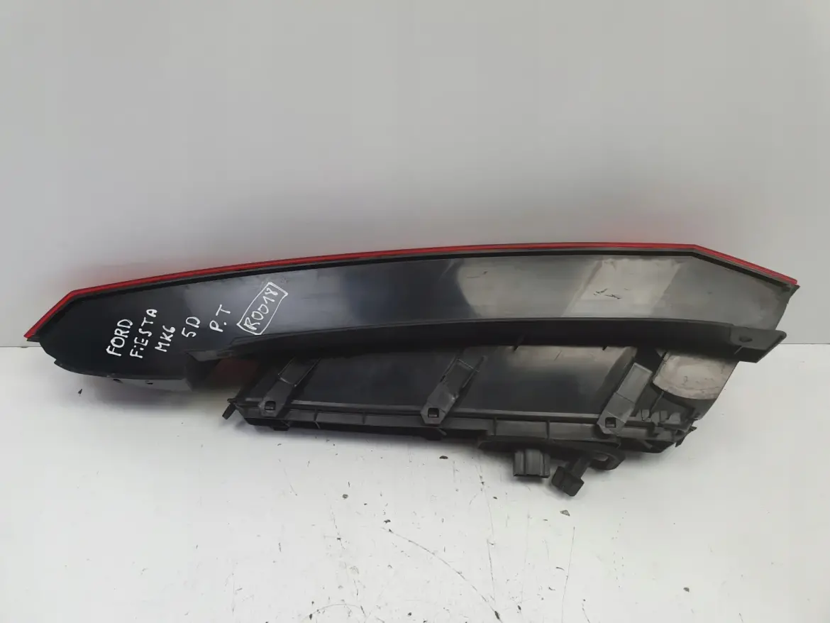 Ford Fiesta MK5 MK6 5D 02-05r TYLNA LAMPA PRAWA prawy tył pasażera