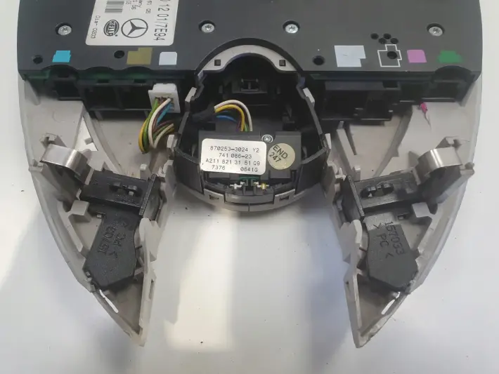 Mercedes CLS C219 W219 LAMPKA OŚWIETLENIA KABINY Wnętrza A2198201201