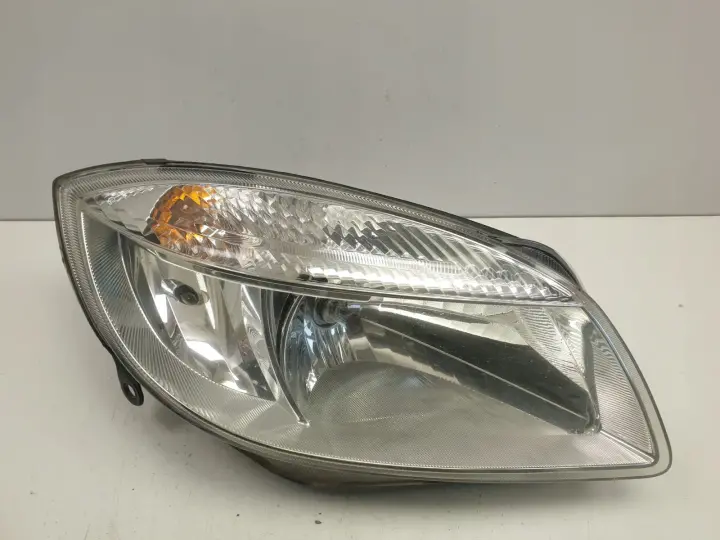 Skoda Praktik PRZEDNIA LAMPA PRAWA prawy przód EUR