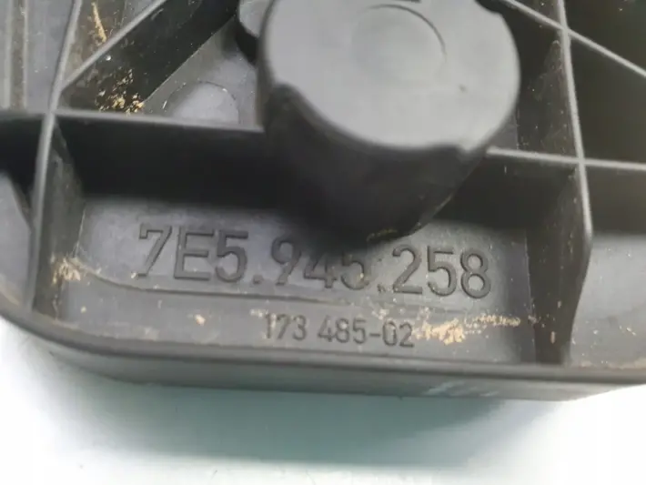 VW Transporter T5 lift PRAWY TYLNY WKŁAD LAMPY tył 7E5945258