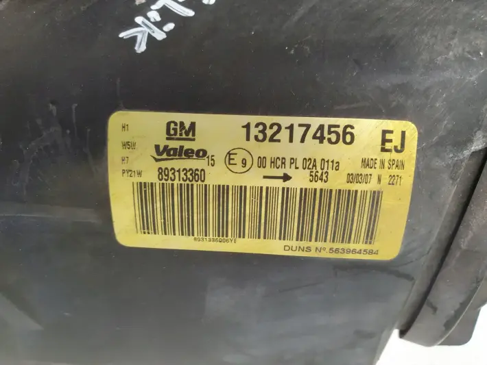Opel Corsa D PRZEDNIA LAMPA PRAWA prawy przód anglik Ciemny klosz 13217456