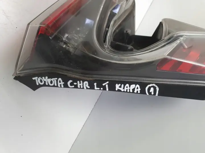 Toyota CHR C-HR TYLNIA TYLNA LAMPA LEWA lewy tył w klape 81590-F4021-00