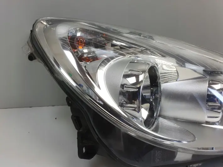Opel Corsa D PRZEDNIA LAMPA PRAWA prawy przód anglik 93189360