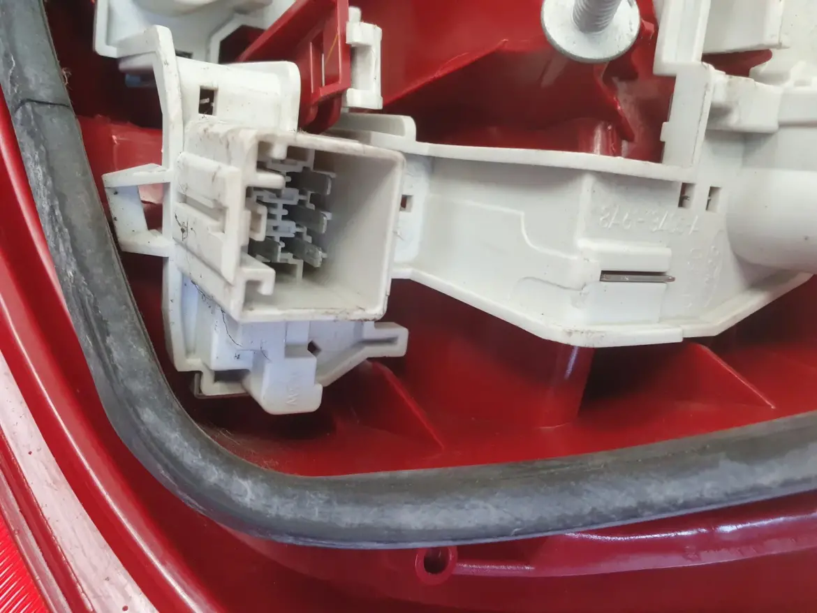 Ford Fiesta VII MK7 08-12r TYLNIA LAMPA LEWA LEWY TYŁ kierowcy 8A61-13405-A
