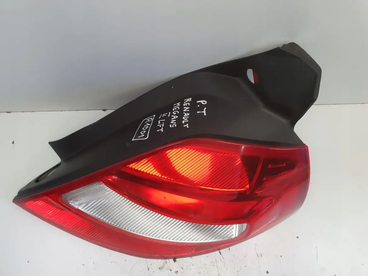 Renault Megane II lift HB TYLNA LAMPA PRAWA prawy tył pasażera 8200413216-C